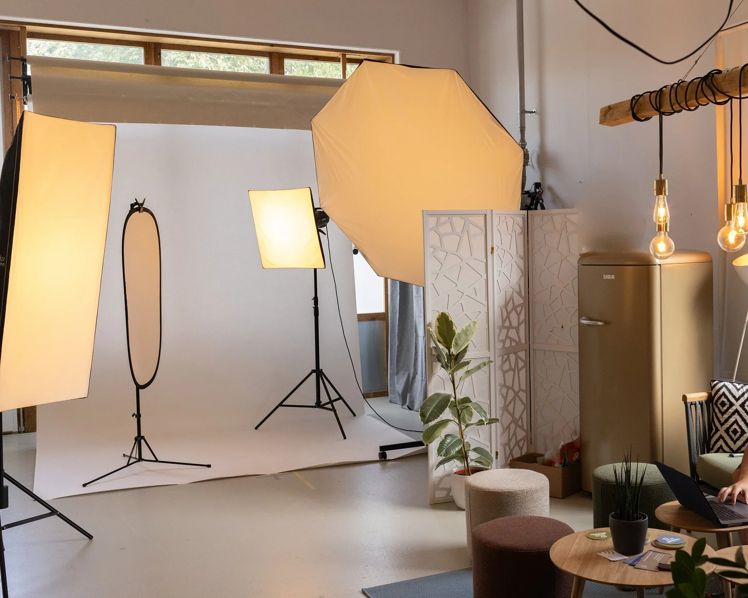 Fotostudio mit aufgebauten Softboxen, rechts die Lounge-Ecke mit dem «Stübli»