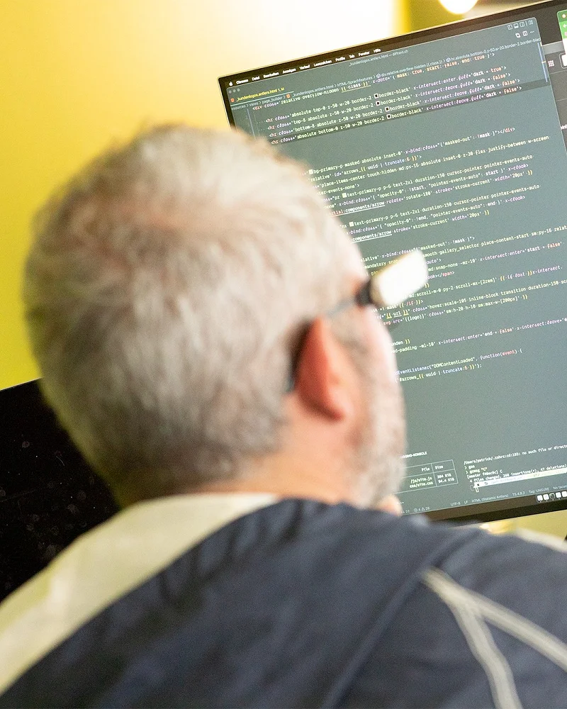 Patrick programmiert am Bildschirm mit geöffnetem Code-Editor