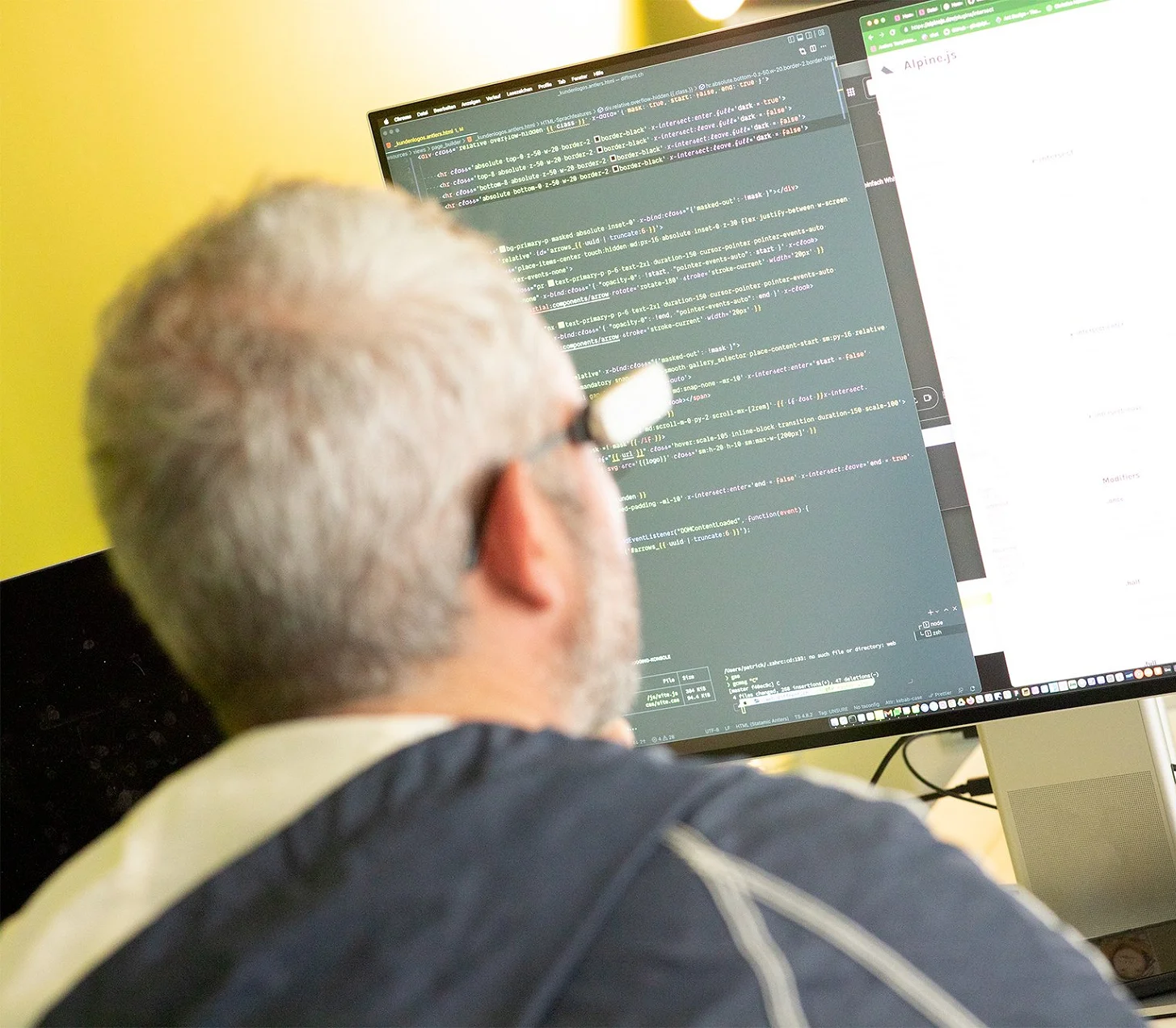 Patrick programmiert am Bildschirm mit geöffnetem Code-Editor