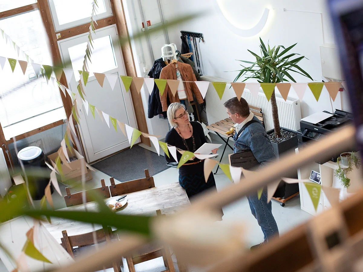 Kundengespräch im Studio, von oben durch die Wimpelketten fotografiert