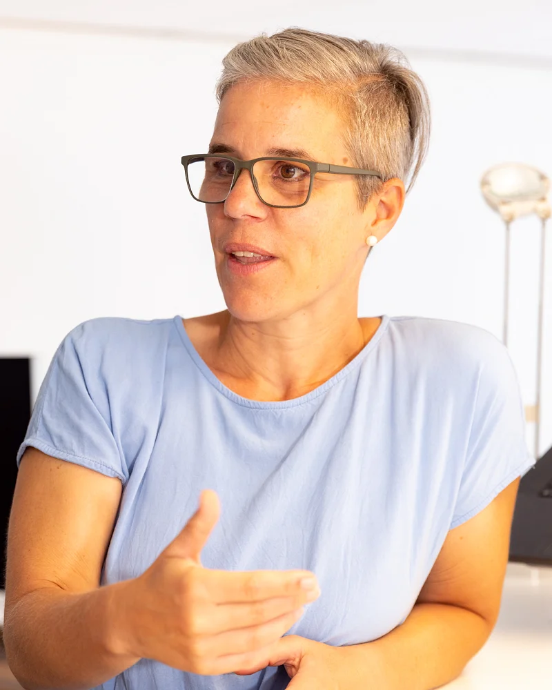 Anita erklärt etwas im Gespräch mit Hanna am Arbeitsplatz