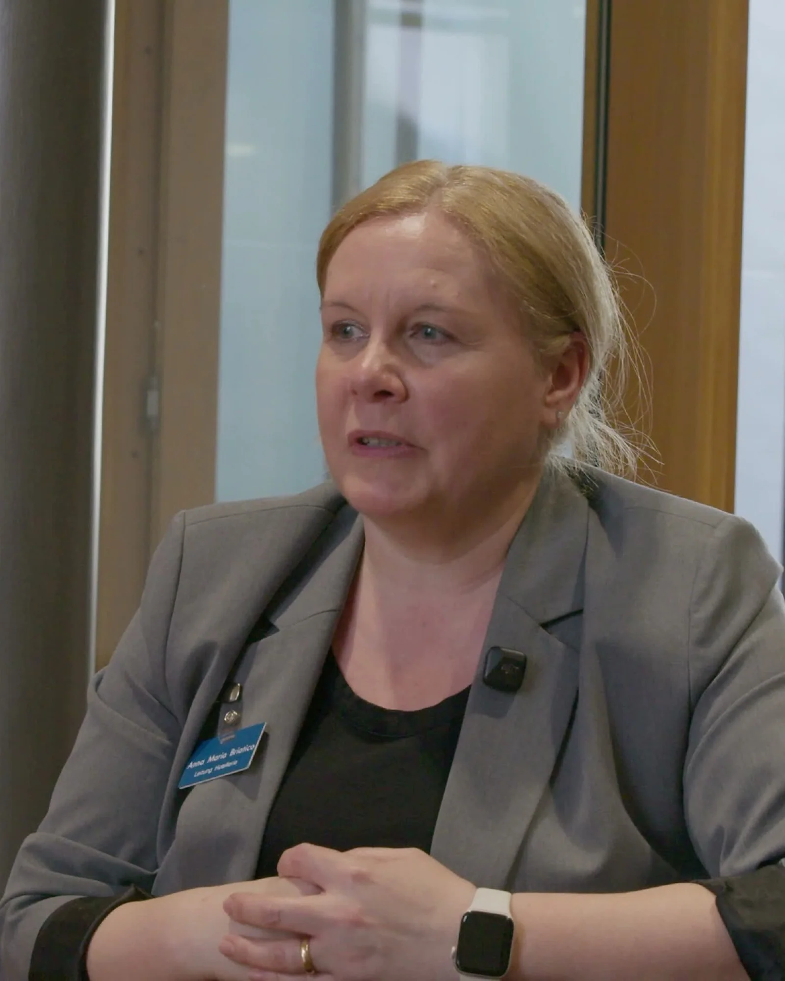 Mitarbeiterin von Bardusch im Interview vor einer Glasfassade